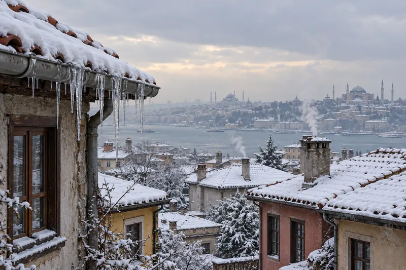 Karla kaplı eski İstanbul evlerinin kiremit çatıları ve buz sarkıtları